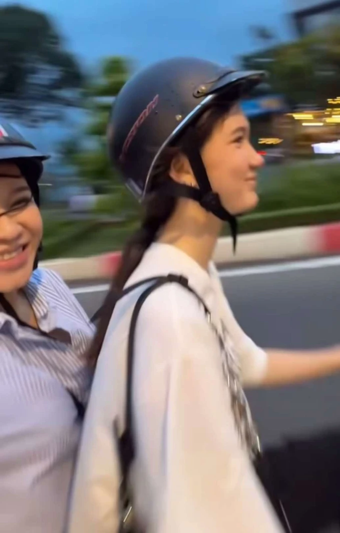 Em gái “chân dài” của Đặng Văn Lâm lộ mặt mộc cam thường vẫn xinh như búp bê, nhìn góc nghiêng mới thấy đỉnh chóp