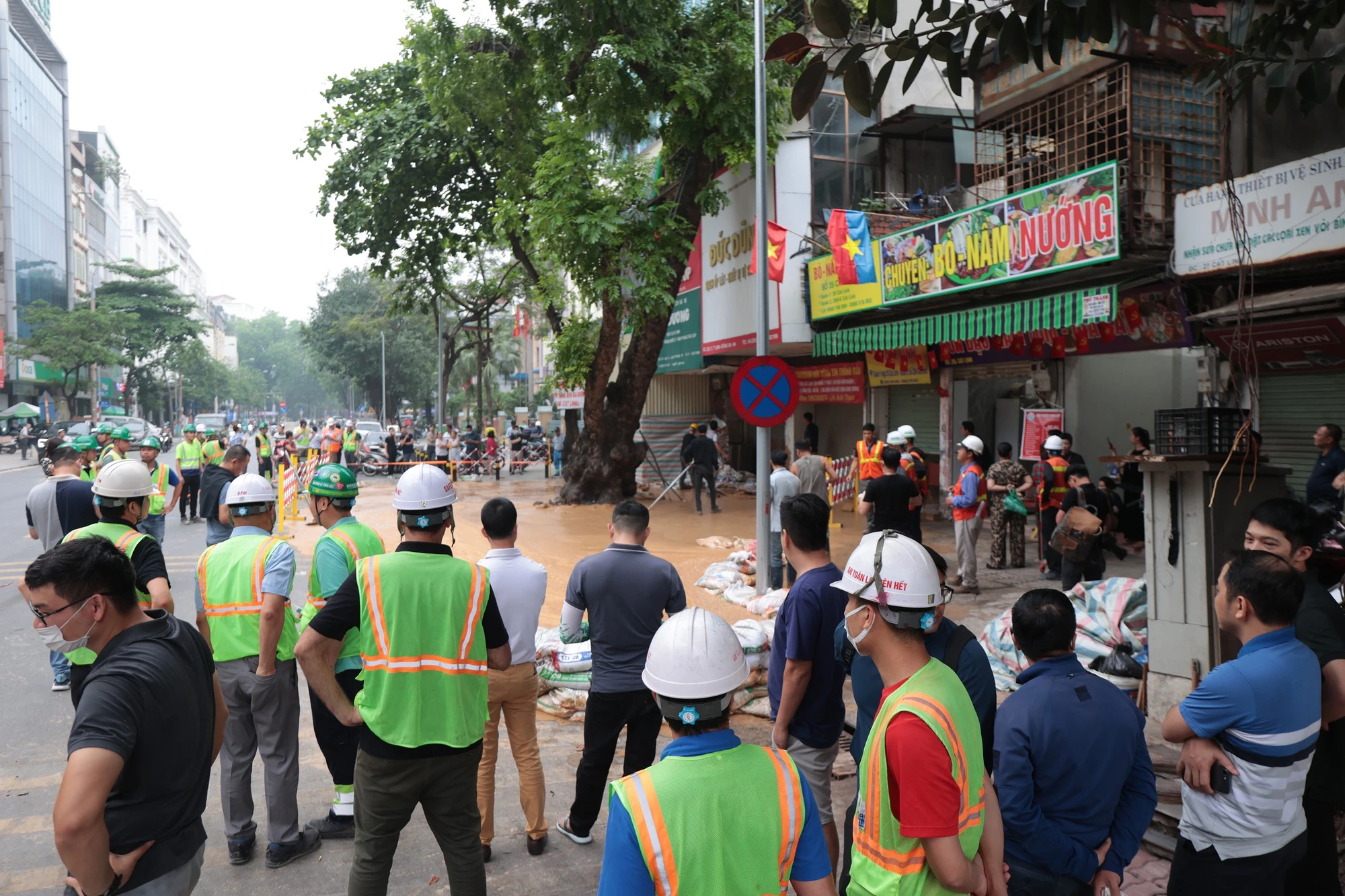 Ban Quản lý Đường sắt đô thị Hà Nội nói gì về hiện tượng bùn đất phun trào trên phố Cát Linh?