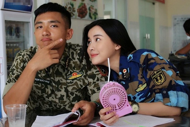 Cặp đôi Việt lộ clip ôm ấp thân mật gây bão MXH, bảo sao bị đồn phim giả tình thật suốt 7 năm