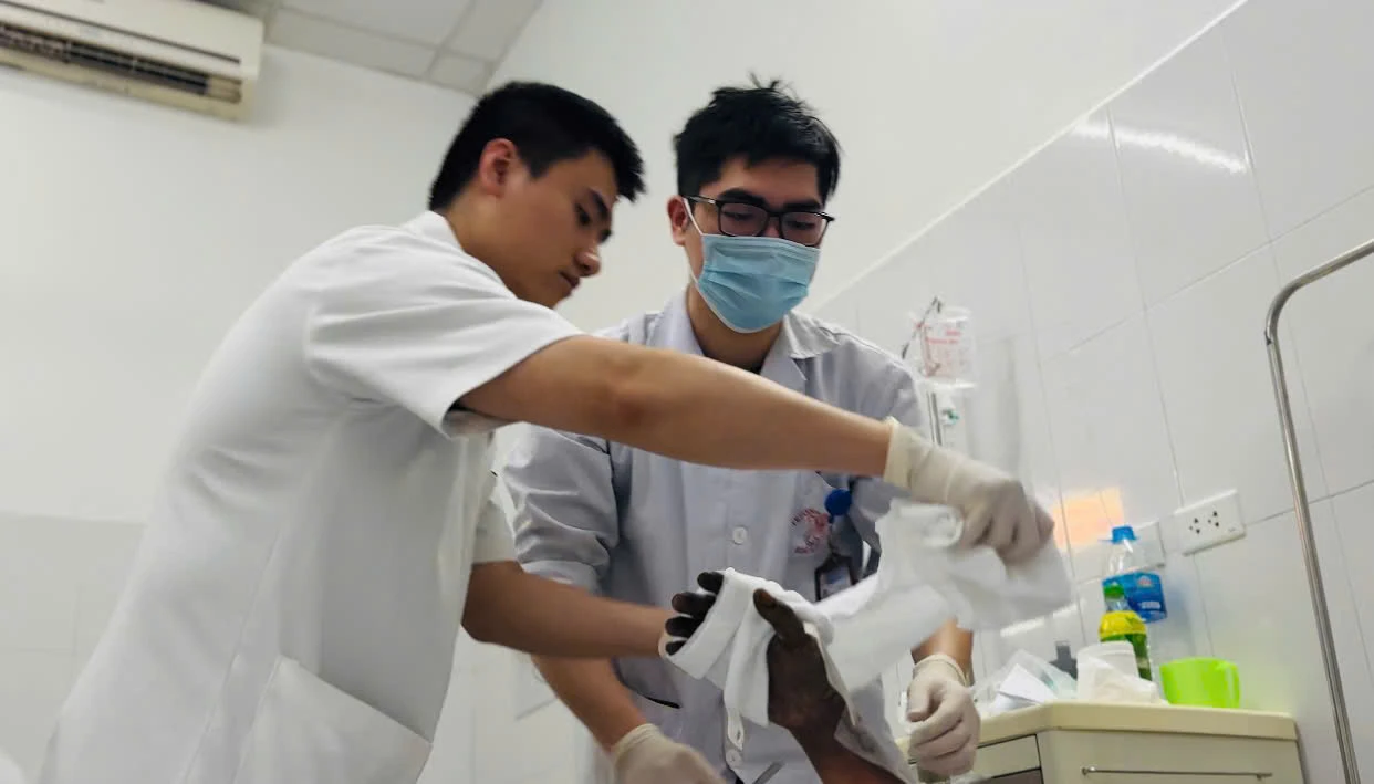 Người đàn ông 37 tuổi thoát chết thần kỳ sau khi bị điện giật, tay phải cháy đen