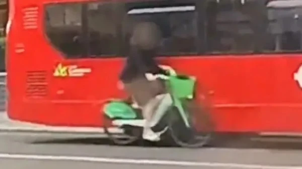 Kinh hoàng người đi xe đạp đâm vào xe buýt, bị hất văng khỏi tay lái