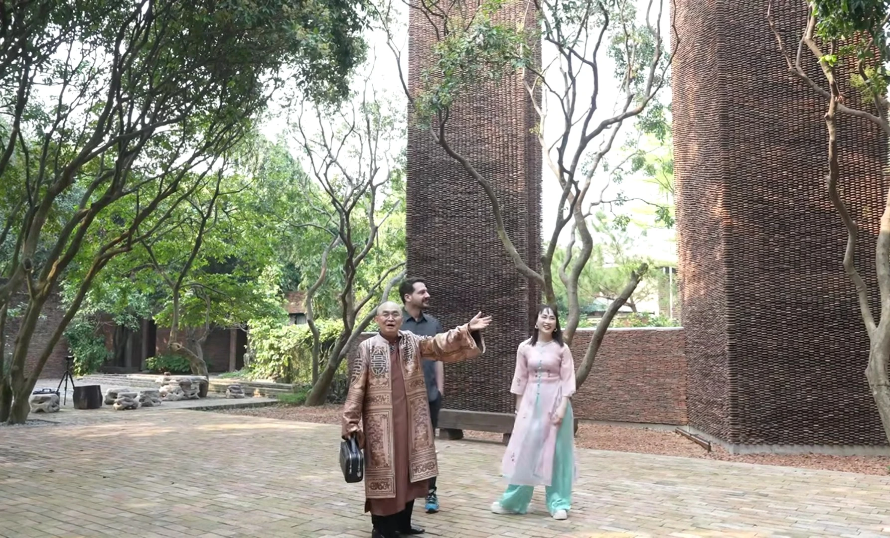 Một chuyên gia cao cấp người Mỹ tìm tới cơ ngơi 5000m2 của Xuân Hinh, thốt lên một câu
