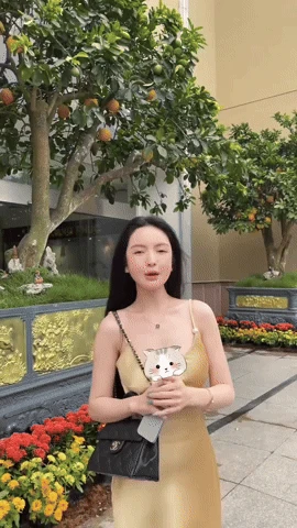 Chu Thanh Huyền - vợ Quang Hải diện váy 2 dây gợi cảm, lúc lại nhảy tưng tưng trên khán đài, được khen xinh nhất SVĐ