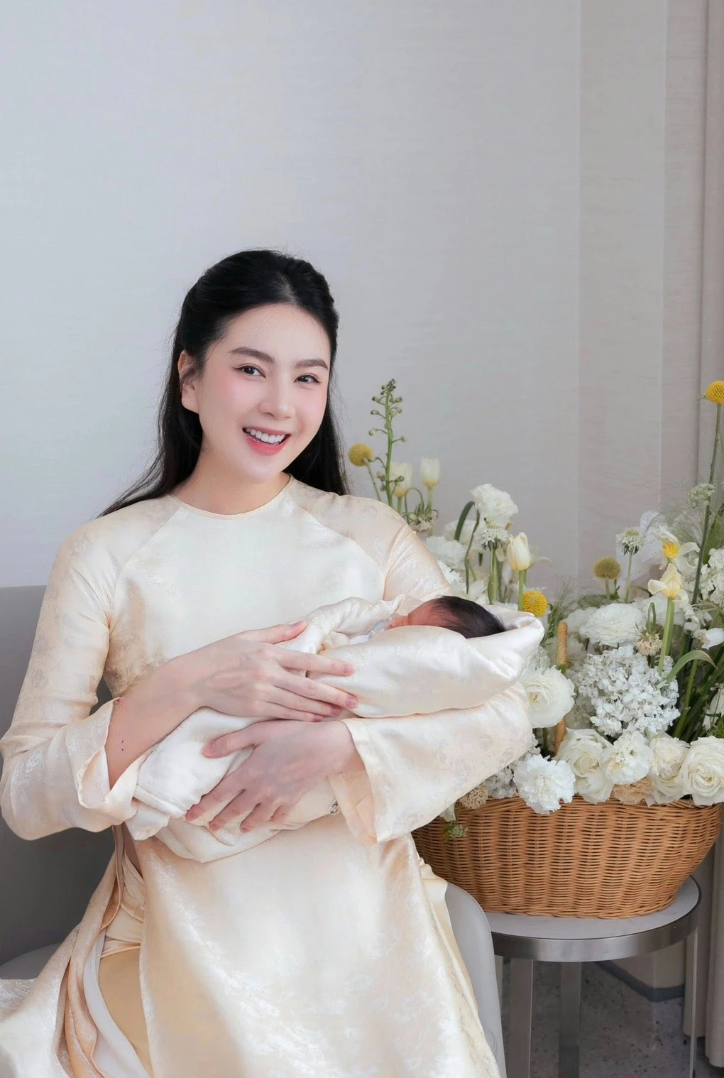 Lần đầu làm mẹ, Mai Ngọc được khen khéo chăm con: Tắm nắng đúng thời điểm, bé cứng cáp hơn từng ngày