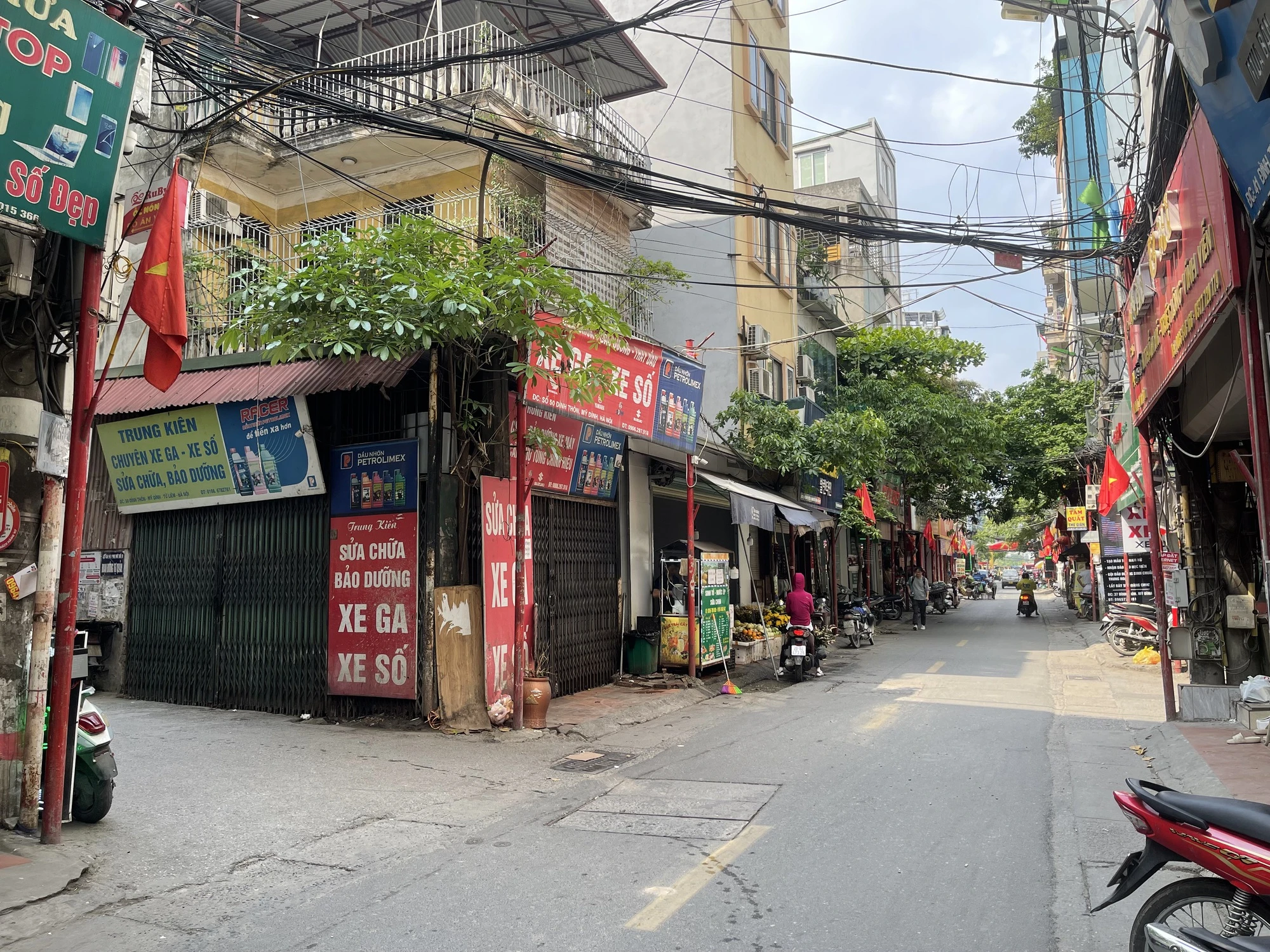 Hà Nội: Người dân bàng hoàng kể lại vụ nam thanh niên cầm dao tấn công nhiều người trong đêm
