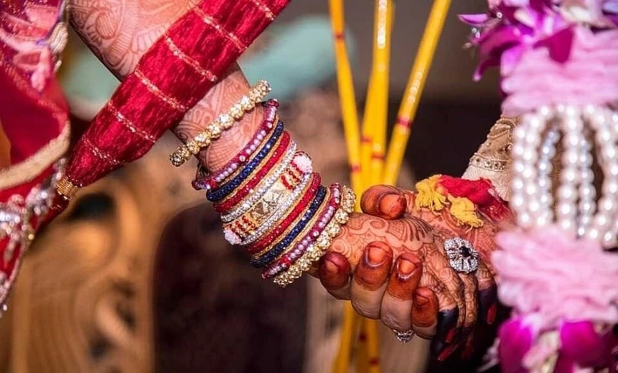 Chú rể tát cô dâu ngất xỉu, 2 gia đình ẩu đả dữ dội trong đám cưới