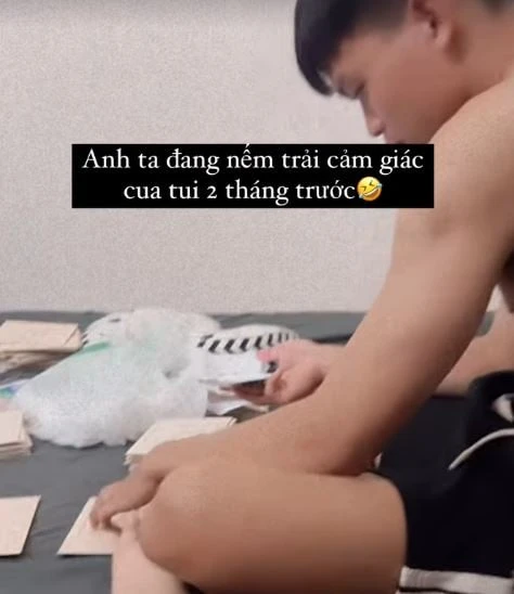 Xôn xao khoảnh khắc Hồ Văn Cường cặm cụi ngồi viết thiệp cưới