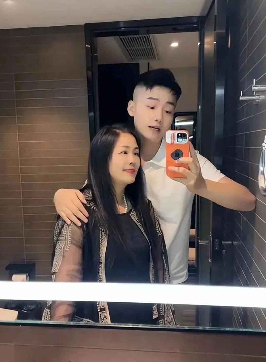 Chàng trai 20 tuổi lấy vợ già bằng tuổi mẹ mình, sau đám cưới cái kết thật 
