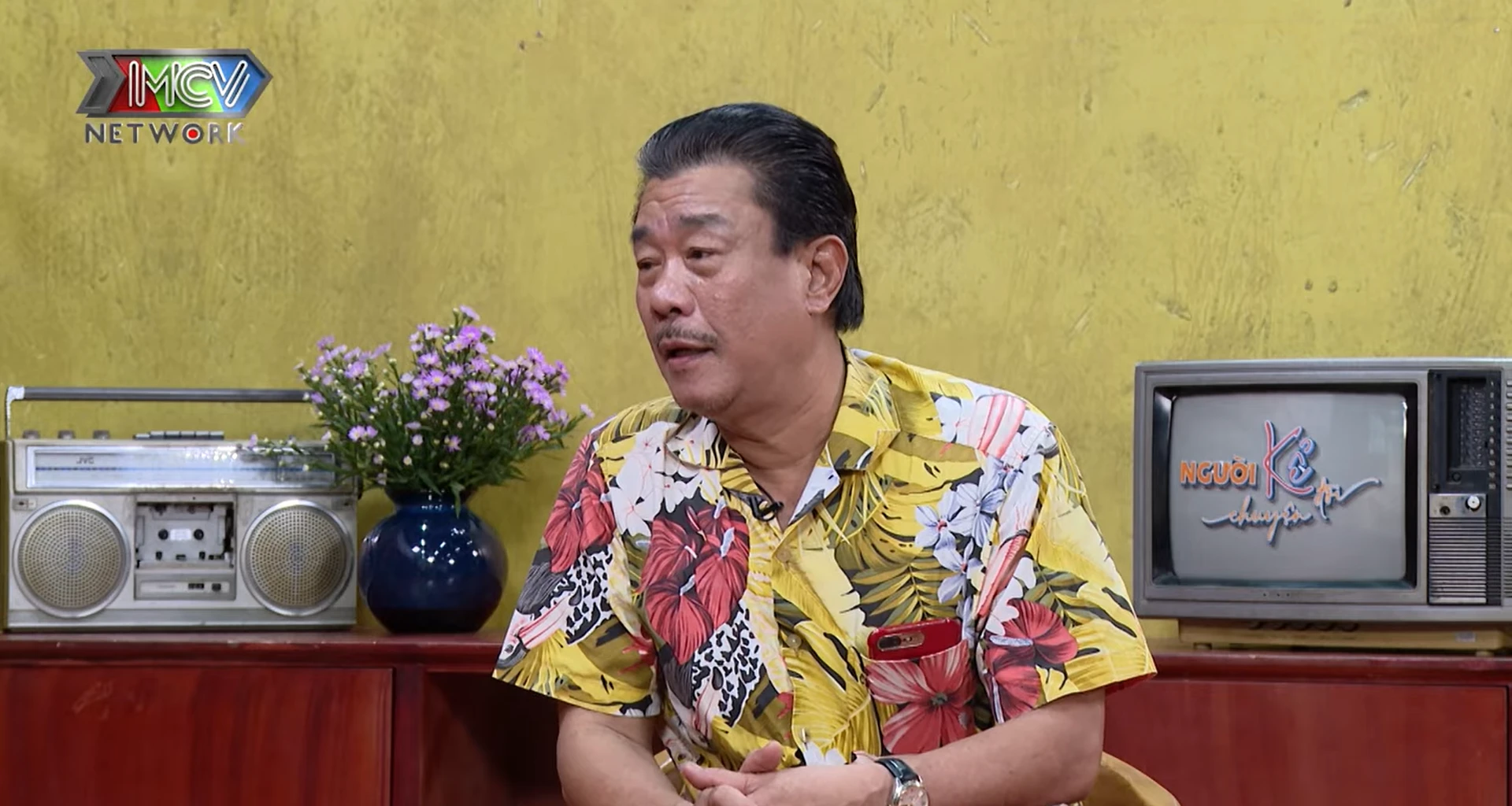Nghệ sĩ bị đuổi việc vì để mic đụng vào nón “nữ hoàng cải lương”: Phải bán cà phê cóc, vợ bỏ đi