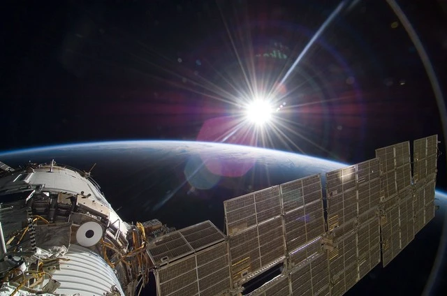 NASA tiết lộ phi hành gia ngoài vũ trụ phải đối mặt với 1 thứ 16 lần/ngày, hại cả thể chất lẫn tinh thần