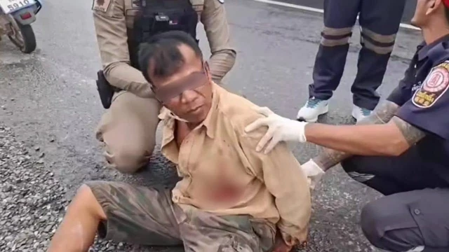 Bắt quả tang vợ đi cùng nhân tình nhiều lần, chồng lao tới đâm vợ liên tiếp nhưng 1 sự cố bất ngờ xảy ra