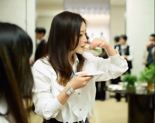 Xuất hiện vài giây, Kim Hee Sun khiến cả mạng xã hội phát sốt vì ánh nhìn chuẩn “dâu hào môn”