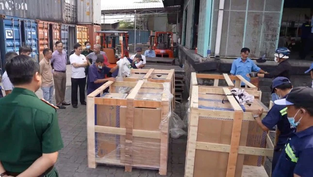 Tóm gọn 2 container thuốc lá lậu sắp xuất nước ngoài