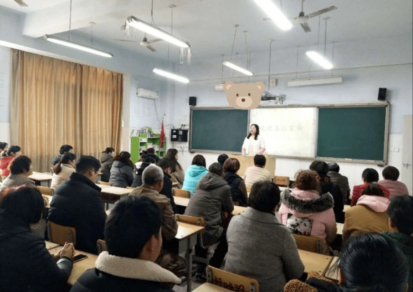 Có 2 kiểu cha mẹ sau mỗi buổi họp phụ huynh: Một bên khiến con sợ hãi, một bên giúp con trưởng thành