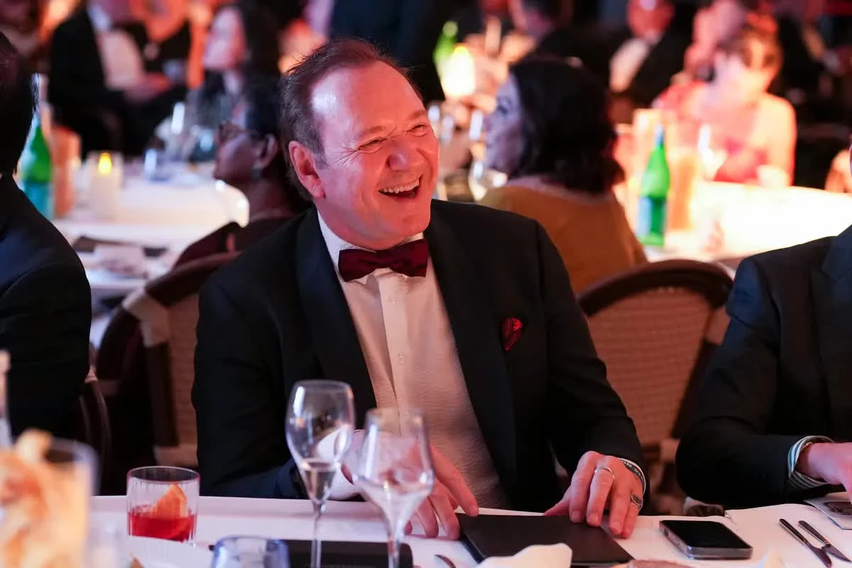 Kevin Spacey trở lại Cannes, các nhiếp ảnh gia xô đổ hàng rào