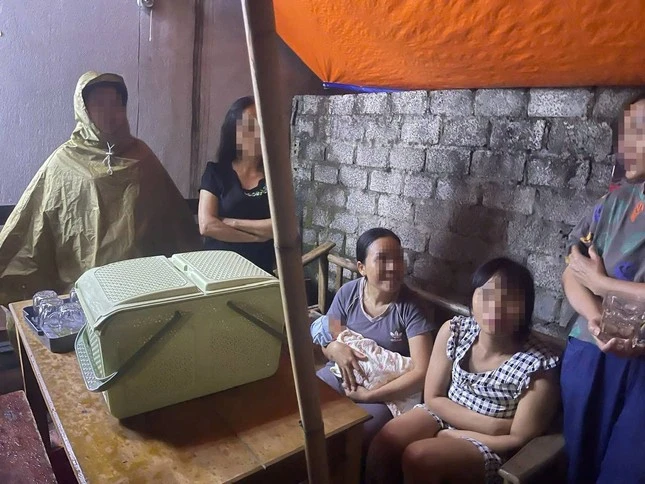 Bé gái sơ sinh bị bỏ lại cùng bức tâm thư trước cổng nhà vợ chồng hiếm muộn