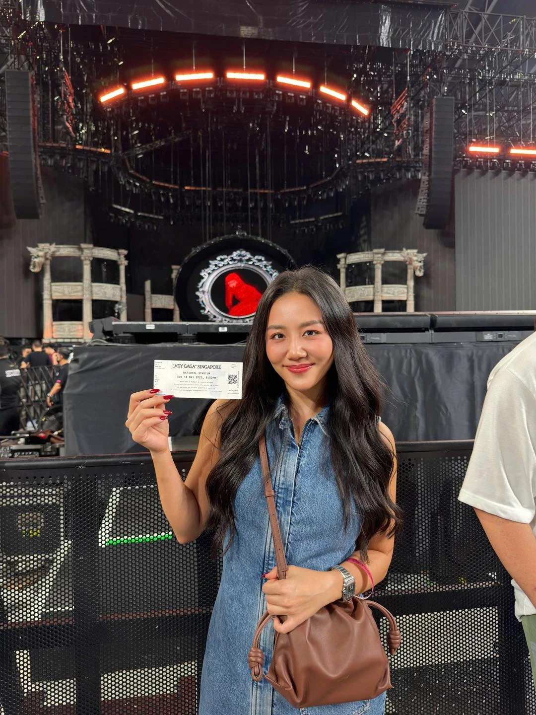 Đi xem siêu concert ở Singapore, nữ ca sĩ Vbiz bị dân mạng chế giễu: Ai mới là Lady Gaga?