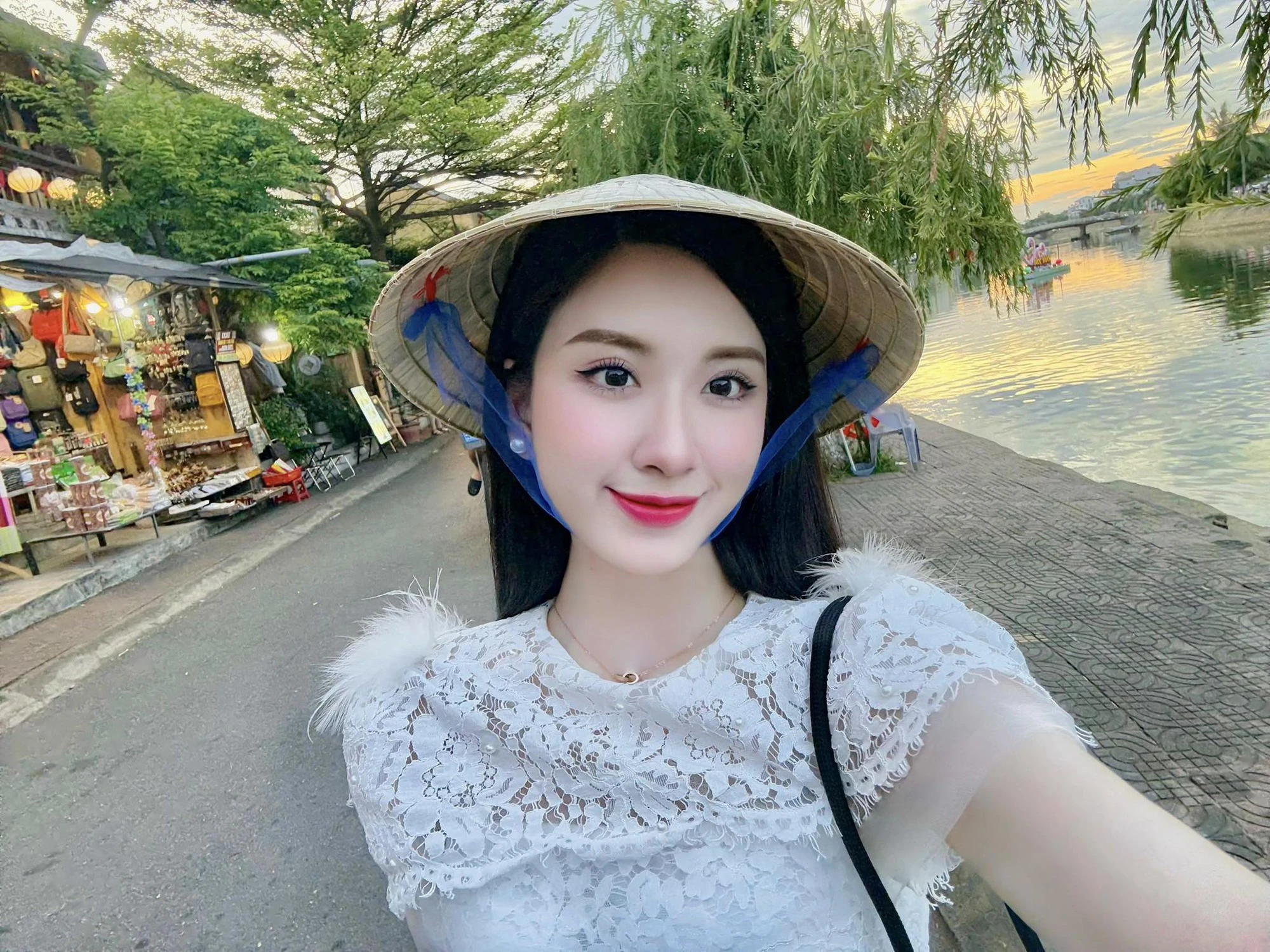 Văn Doanh Nhi – Ái nữ nhà Văn Sỹ trứ danh bóng đá Nghệ An gây thương nhớ với nhan sắc cuốn hút