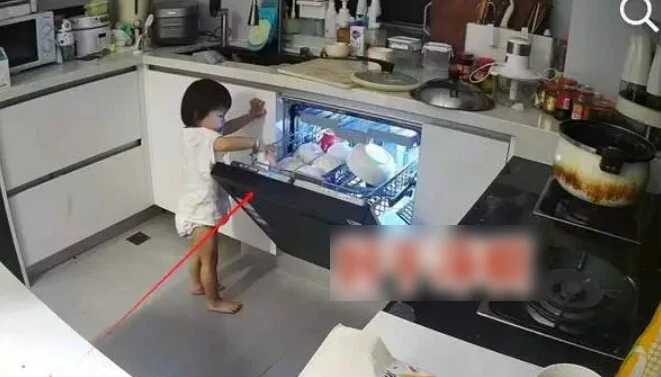 Xem camera giám sát, bố mẹ sốc khi chứng kiến hành động của con gái 2 tuổi vào giữa đêm