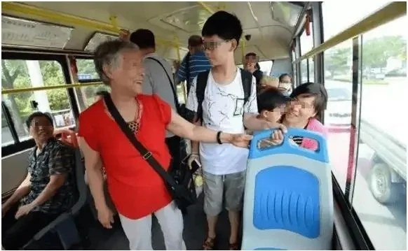 Không nhường chỗ trên xe bus, cậu bé 14 tuổi bị bà bầu chỉ tay mắng thẳng vào mặt, người mẹ đáp trả 1 câu khiến tất cả sững sờ