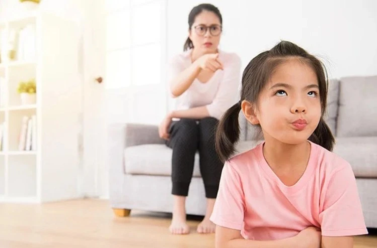 Đòn roi không đáng sợ bằng 3 cách trừng phạt này: Cha mẹ khiến con 