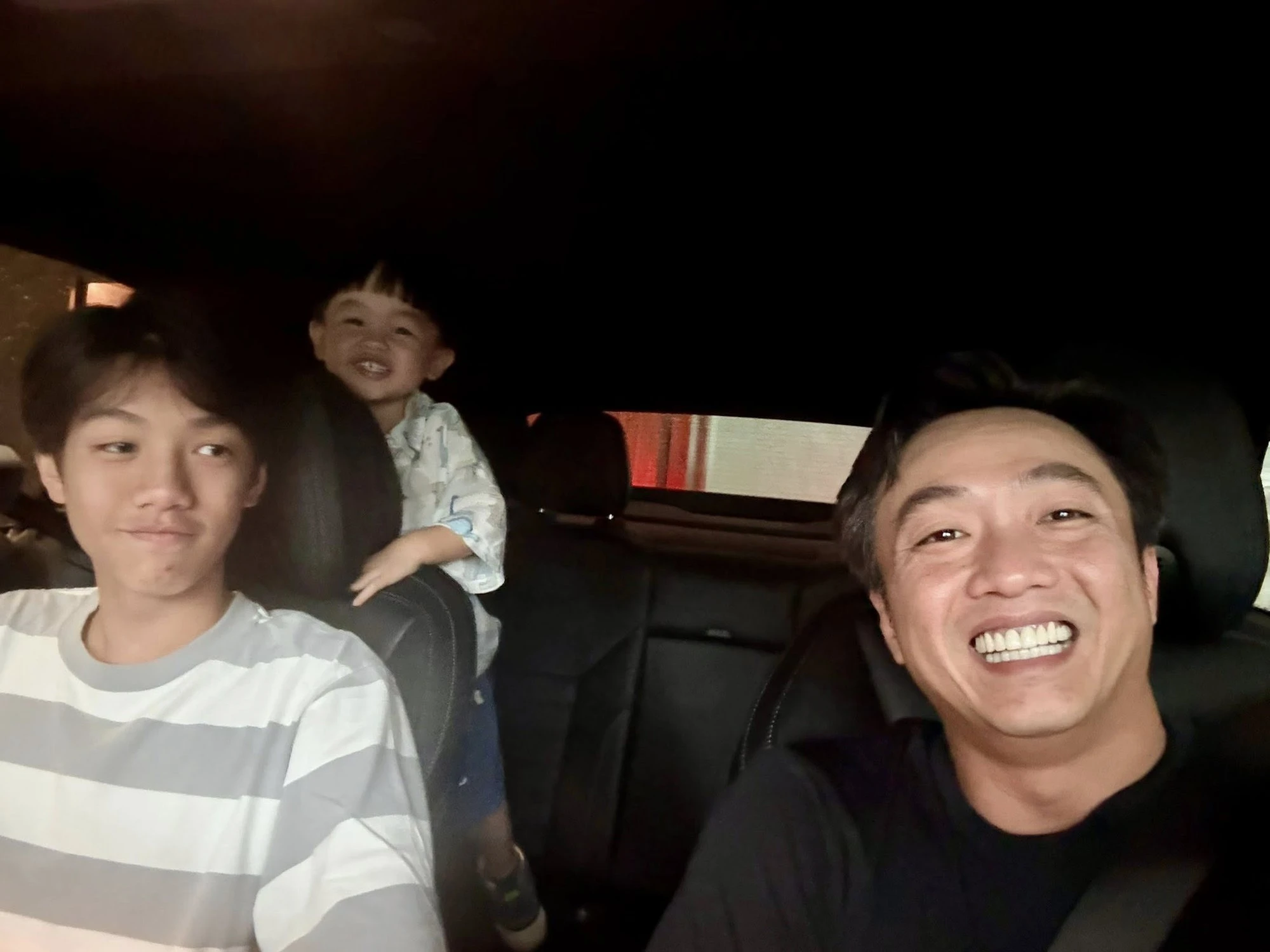 Subeo cuối tuần thư giãn cùng bố bên sân golf: Chuẩn thiếu gia nhà hào môn đây rồi