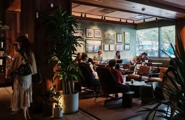 Chưa từng có trong lịch sử Starbucks: 200.000 nhân viên được tái cải tổ bài bản từ câu chào, 4 phút đã pha xong đồ uống, 95% đơn online giao đúng hẹn