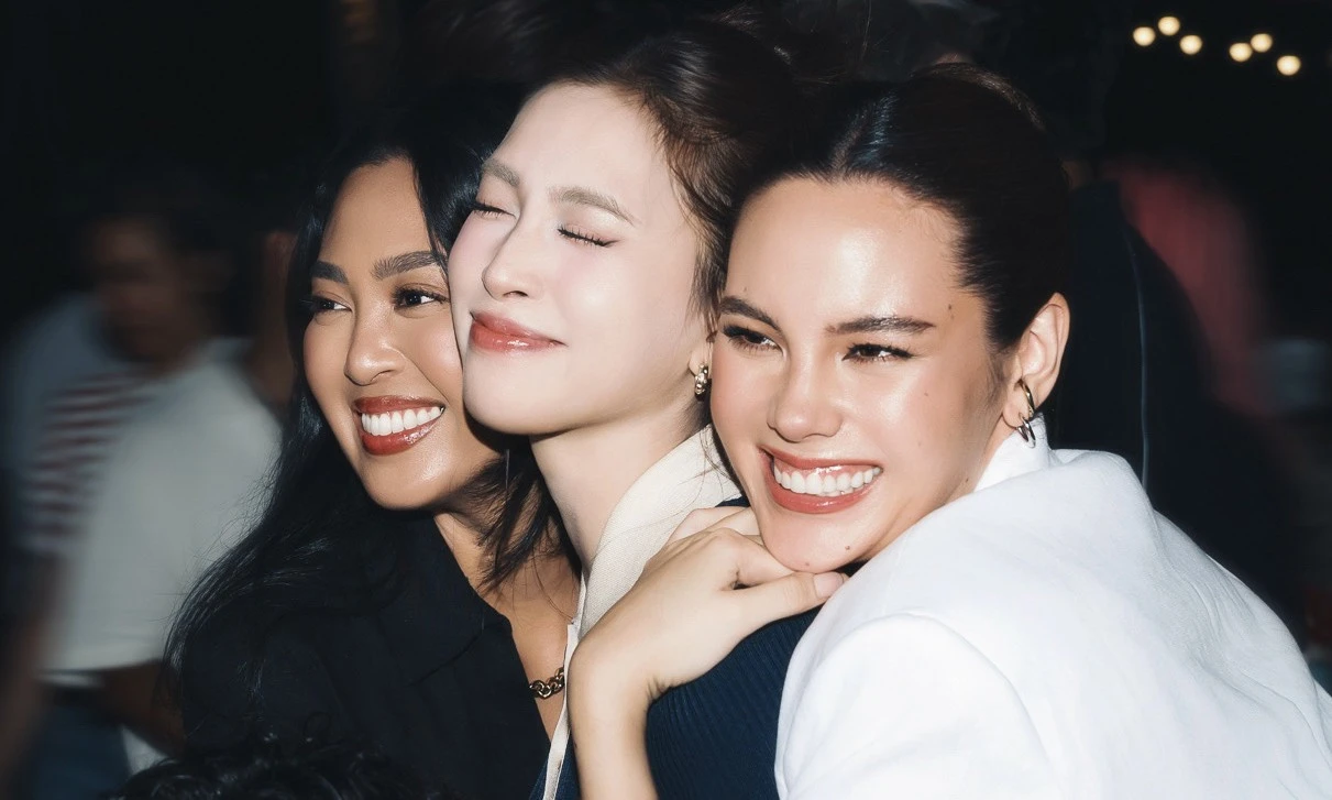 Tiểu Vy chung khung hình với Hoa hậu Hoàn vũ Catriona Gray