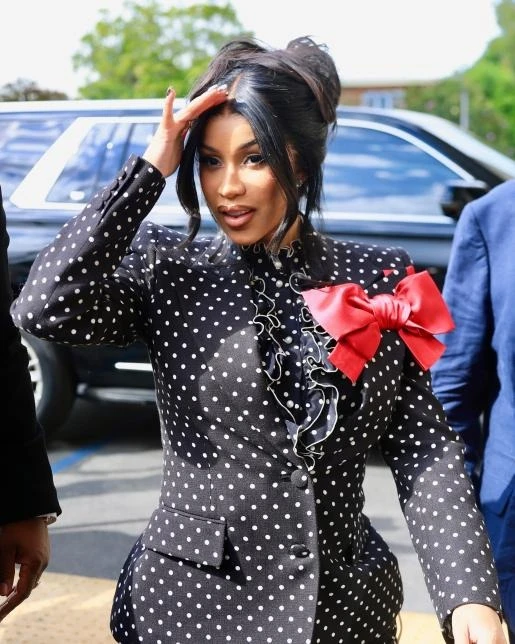 Trần đời chưa thấy ai hầu toà như sao nữ này: Hết cợt nhả, ngủ gục, rồi lại xô xát ngay sau xét xử!