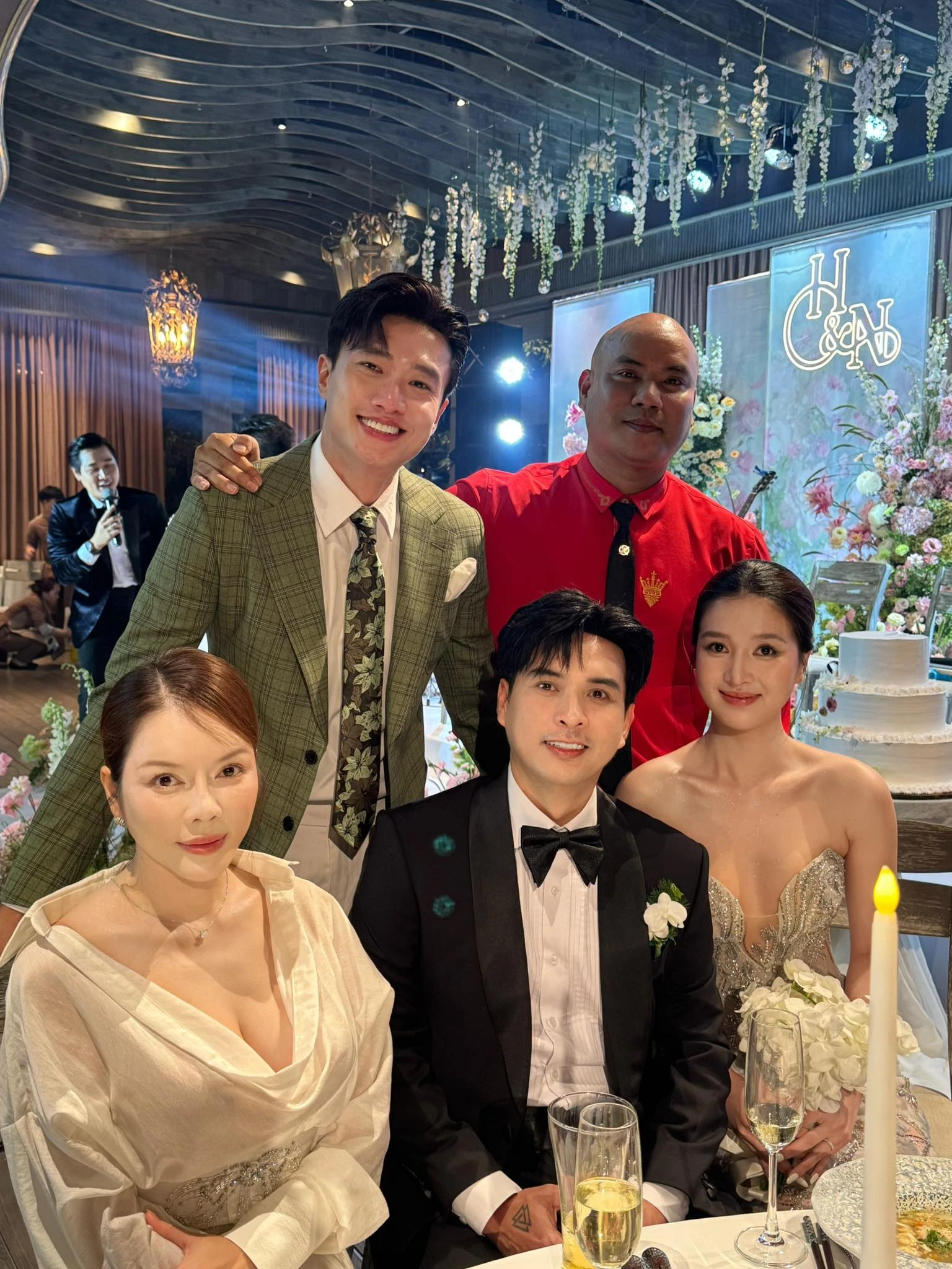 Vợ chồng Hồ Quang Hiếu nhận chúc phúc từ Quốc Trường, Nhật Kim Anh