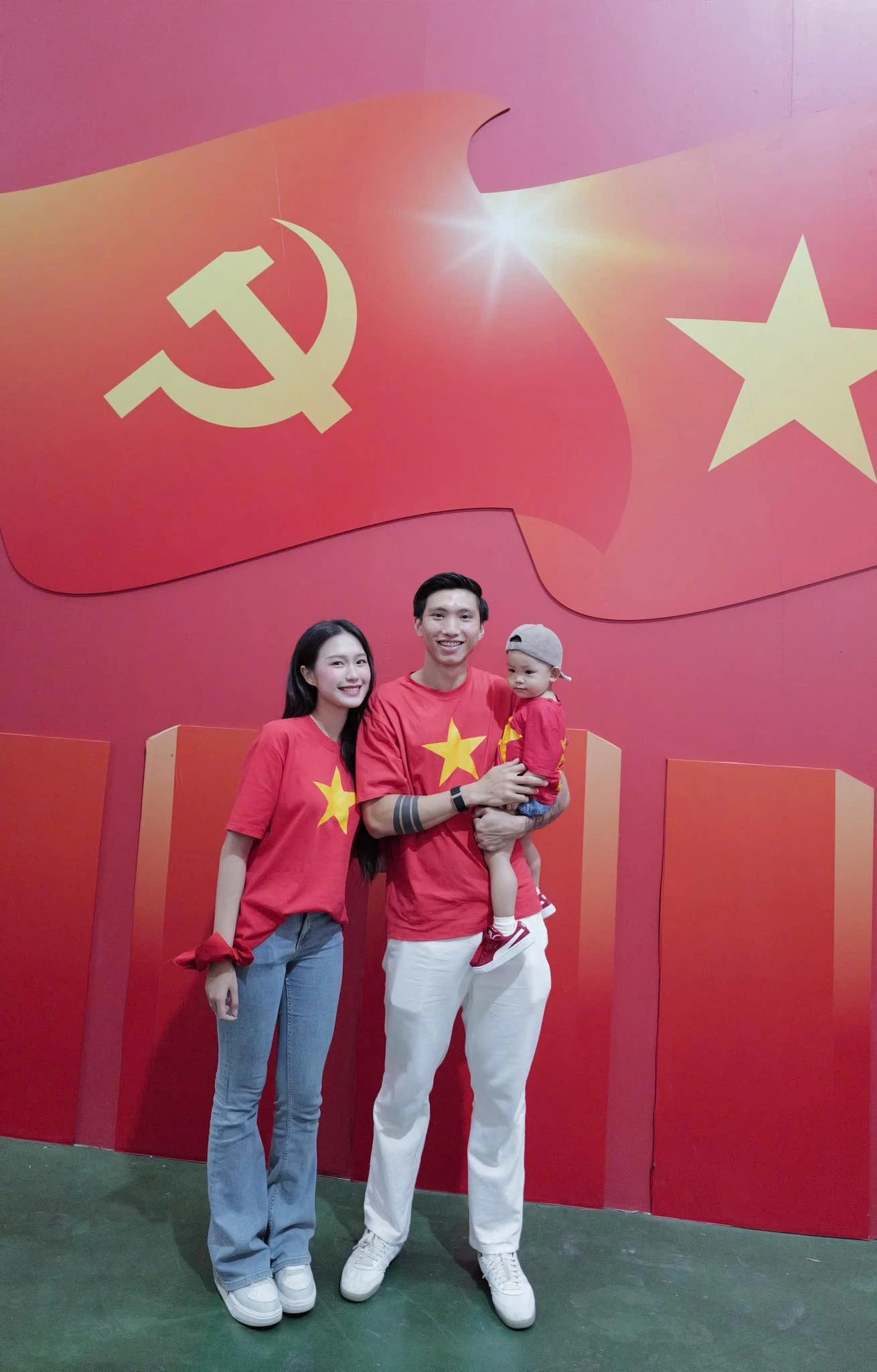 Ảnh yêu nước của dàn sao bóng đá gây sốt: Nhà Văn Hậu - Hải My đẹp đỉnh, Văn Thanh 