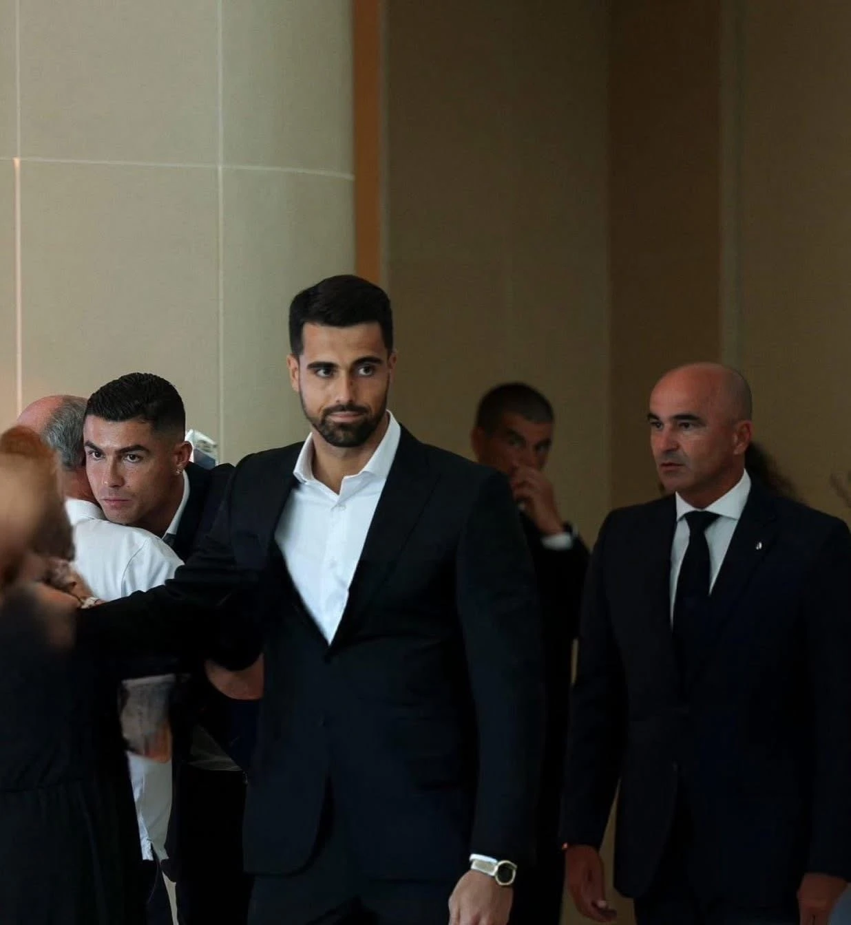 Xúc động khoảnh khắc Ronaldo ôm chầm lấy bố của cầu thủ xấu số Diogo Jota