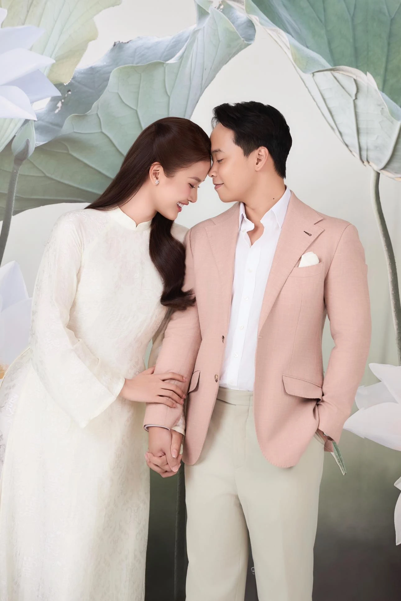 Á hậu Việt công khai diện mạo chồng doanh nhân sắp cưới, lộ dấu hiệu nghi đang bầu bí?