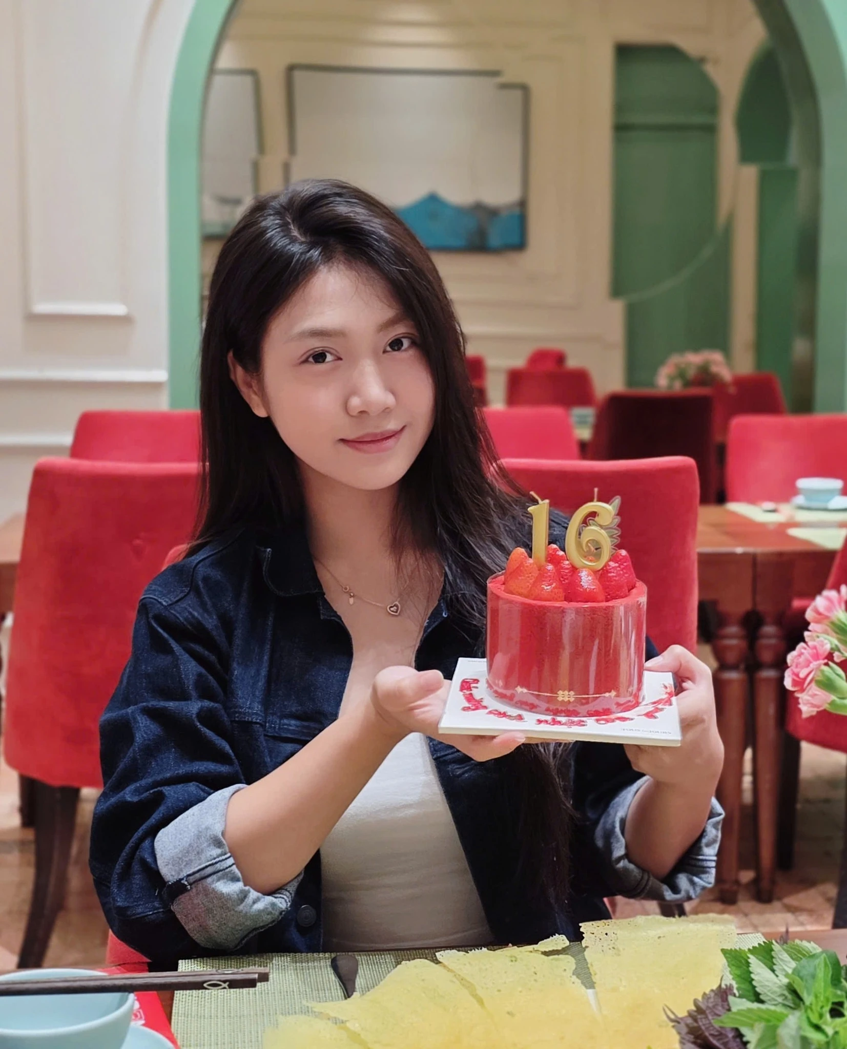 Vợ chồng Mạnh Trường khoe con gái ở tuổi 16, xinh xắn thế nào mà được gọi là hoa hậu tương lai?