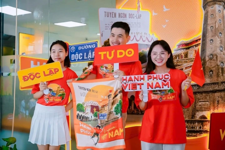 Người Việt chi hàng tỷ đồng mua khăn, áo, cờ đỏ sao vàng dịp đại lễ 2/9