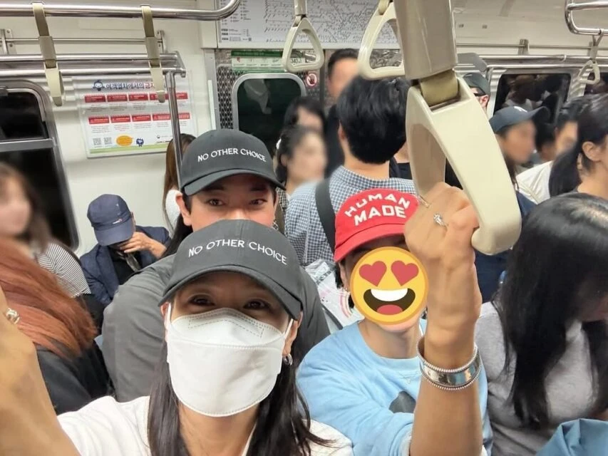 Son Ye Jin cũng có ngày đi tàu điện ngầm, nghèo đến thế này rồi sao?