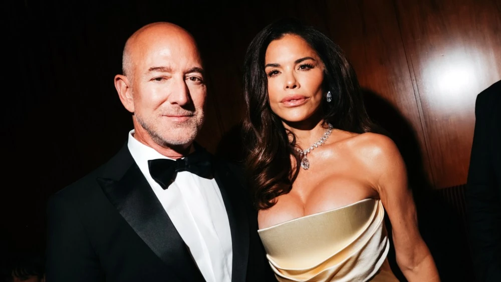 Vợ tỷ phú Jeff Bezos khoe dây chuyền kim cương 3 triệu USD tại tiệc từ thiện, vượt cả Kim Kardashian?