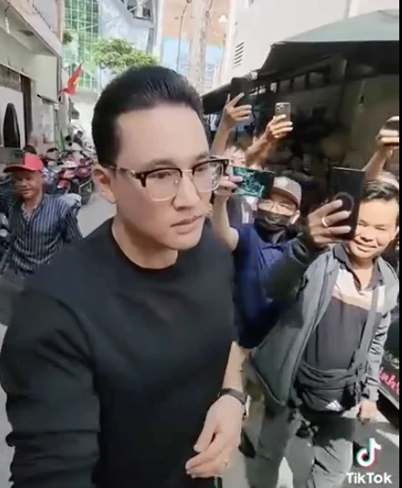 Bị TikToker chỉa máy vào mặt quay phim, kiện được không?