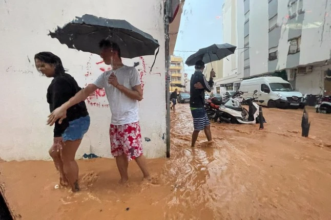 Mưa xối xả gây ngập lụt nghiêm trọng, sân bay tại 1 hòn đảo du lịch nổi tiếng biến thành “thác nước trong nhà”