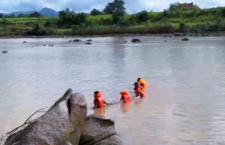 Ba học sinh rủ nhau tắm sông, 2 em chết và mất tích