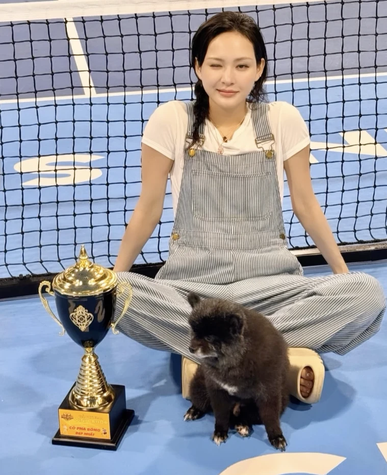 Hiền Hồ khoe cúp pickleball nhưng đọc danh hiệu thì té ngửa