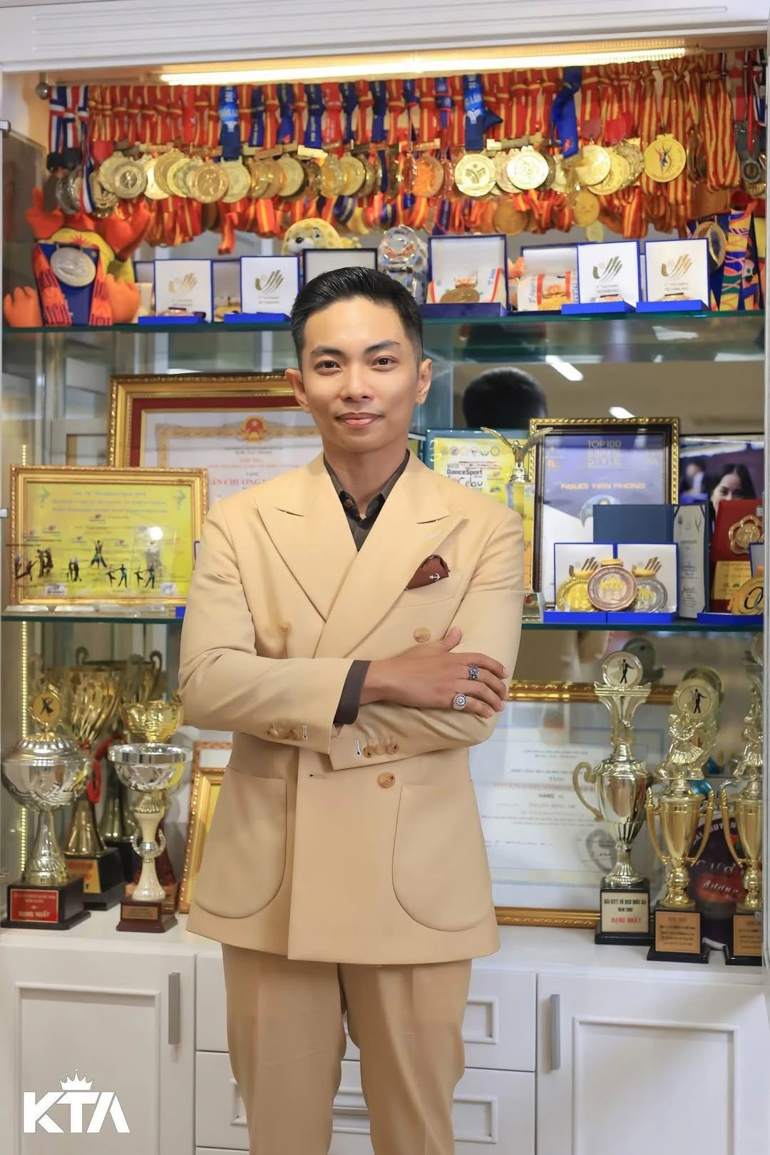 Phan Hiển khoe kho 