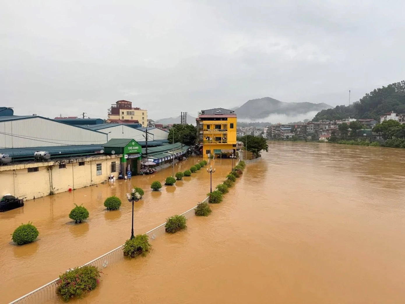 Hàng trăm hộ dân ở Cao Bằng chạy lũ xuyên đêm