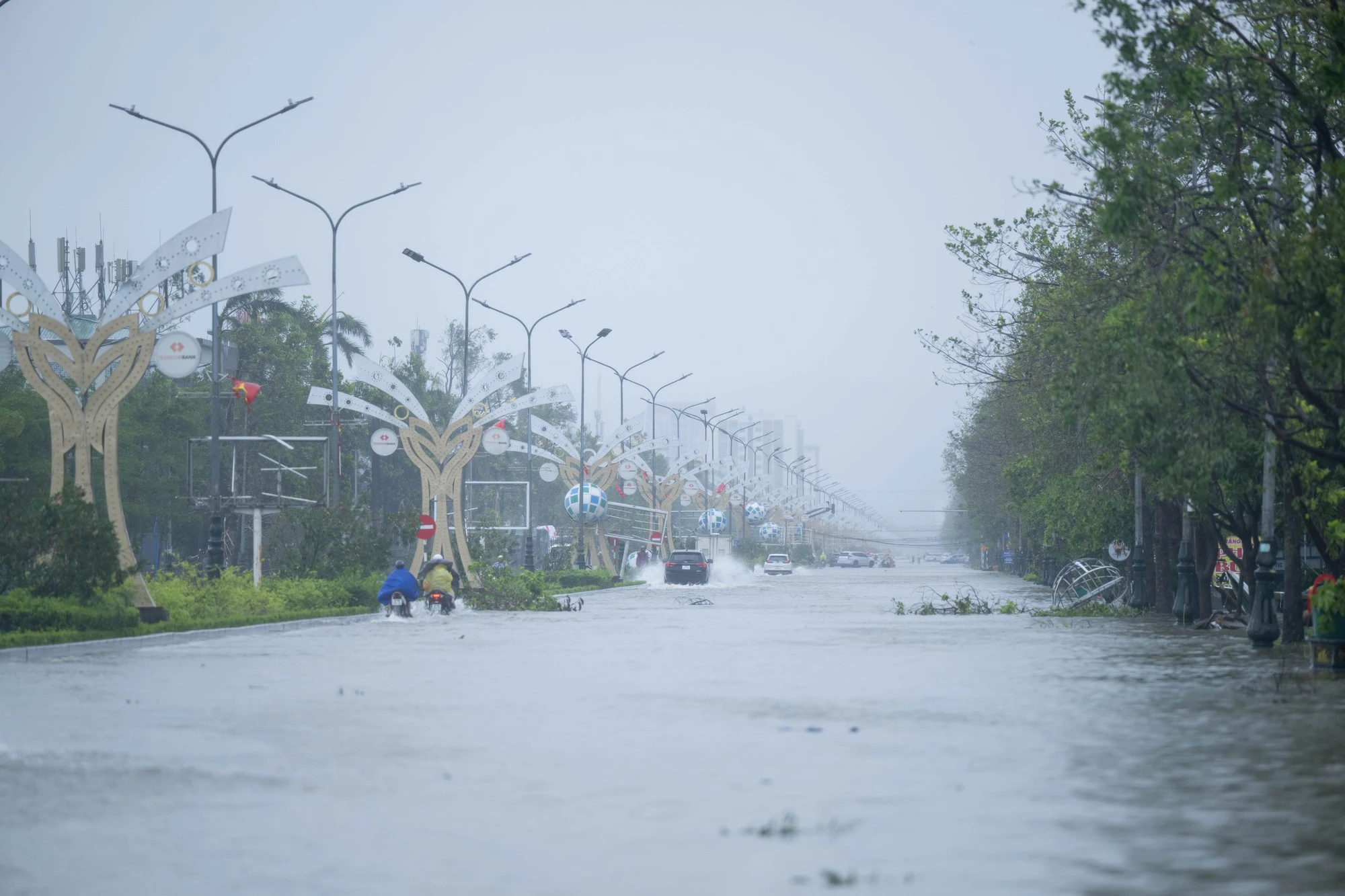 Nghệ An tan hoang sau bão số 10: Cây xanh bật gốc, gãy đổ, mảnh tôn bị gió 