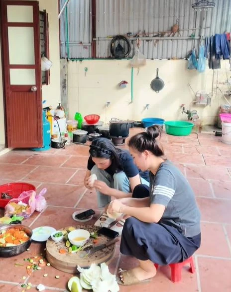 Doãn Hải My về quê Văn Hậu, cũng nấu nướng, rửa bát như bao nàng dâu khác sao lại hút tới 1,2 triệu views?