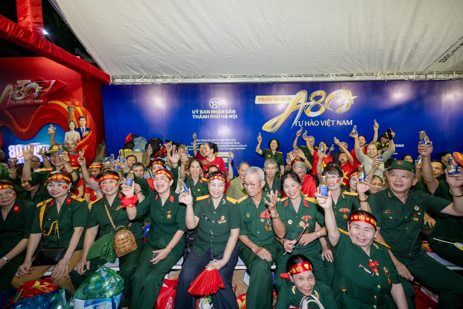 Lụy concert A80 với những hình ảnh ấm áp tại trạm khách A80: Tự hào Việt Nam