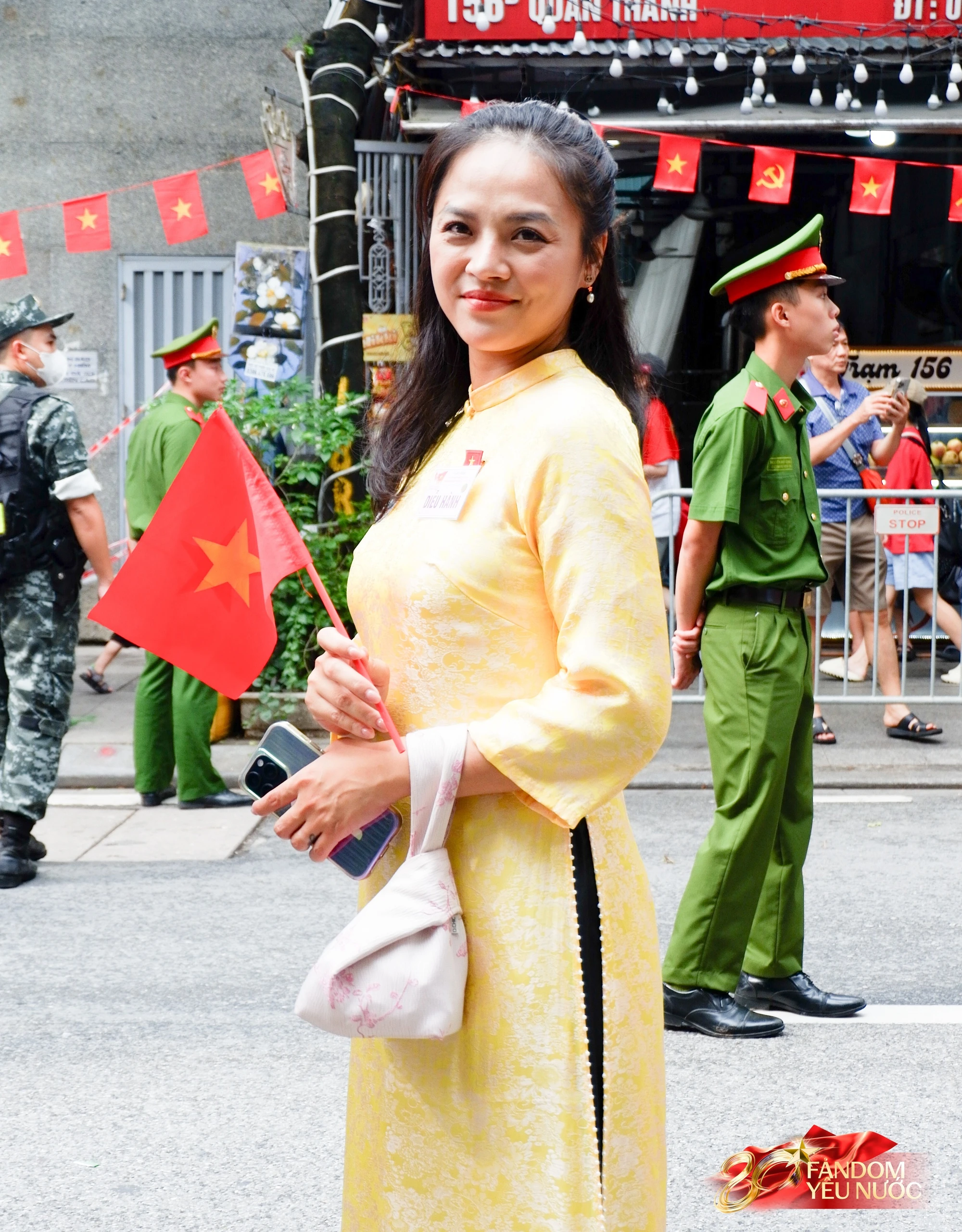 Nữ diễn viên có mẹ là Thượng tá quân đội, vinh dự cầm biển của khối Văn hoá - Thể thao diễu hành A80