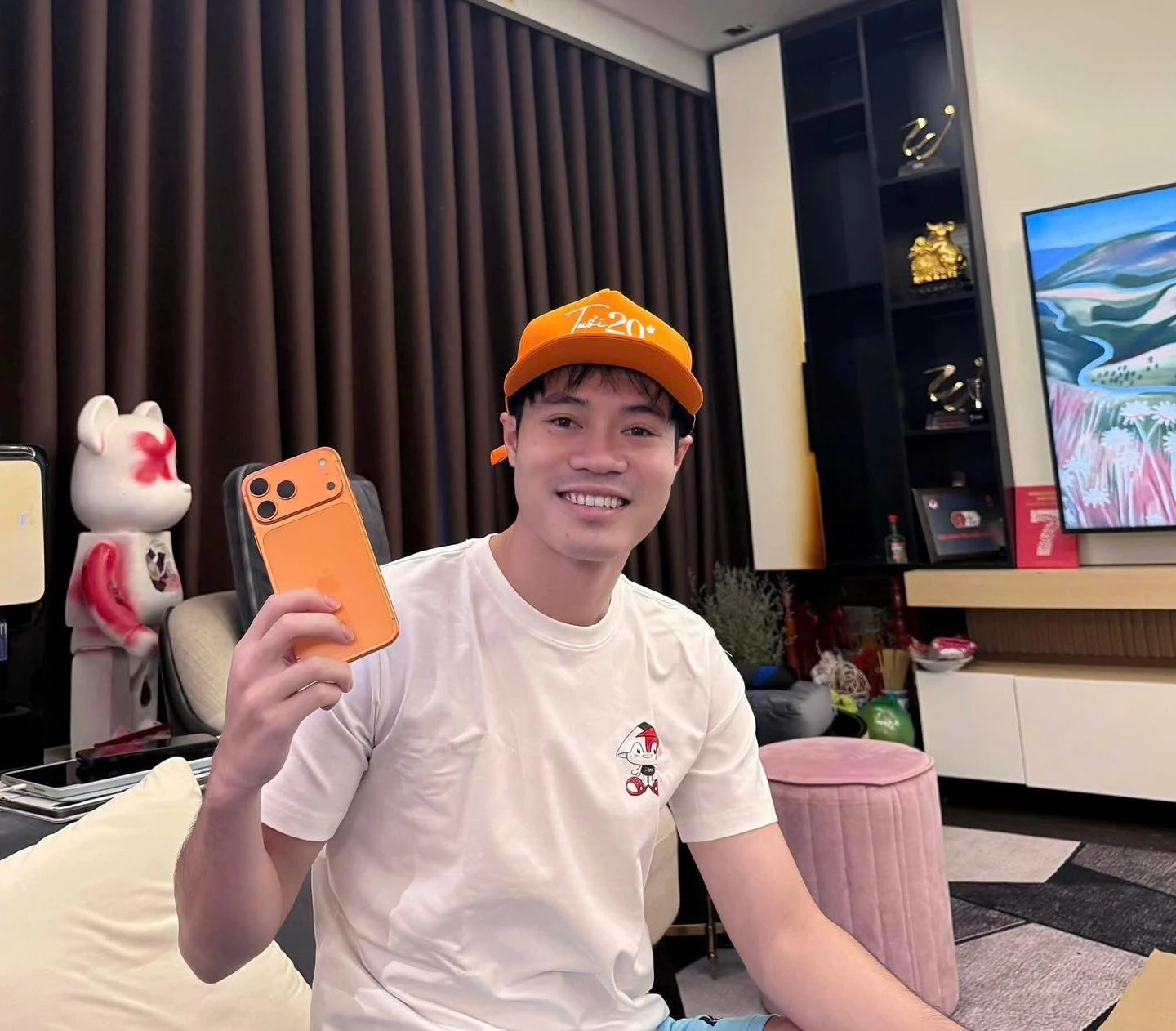 Văn Toàn khoe iPhone 17 mới cứng, hóa ra Hòa Minzy mới là người “quẹt thẻ”: Trừ thẳng 70 triệu vào nợ!