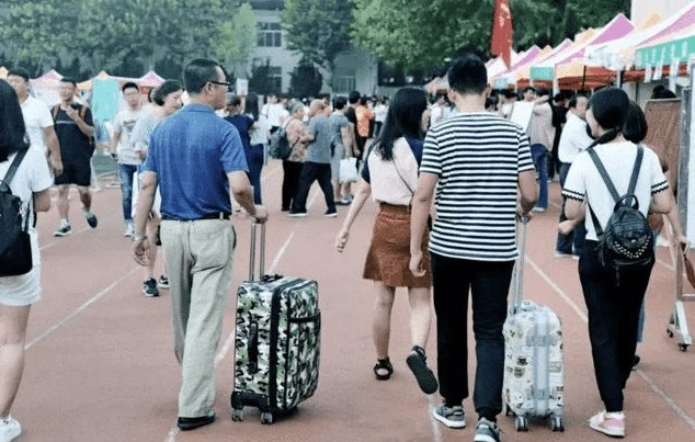 Tân sinh viên nhập học tốt nhất nên có phụ huynh đi cùng: Chia sẻ của một đàn chị rất đáng suy ngẫm