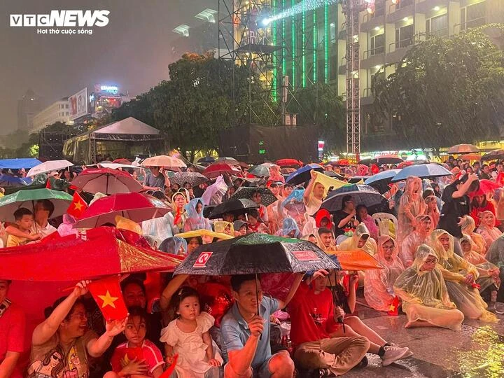 Khán giả TP.HCM đội mưa xem chương trình nghệ thuật mừng Quốc khánh